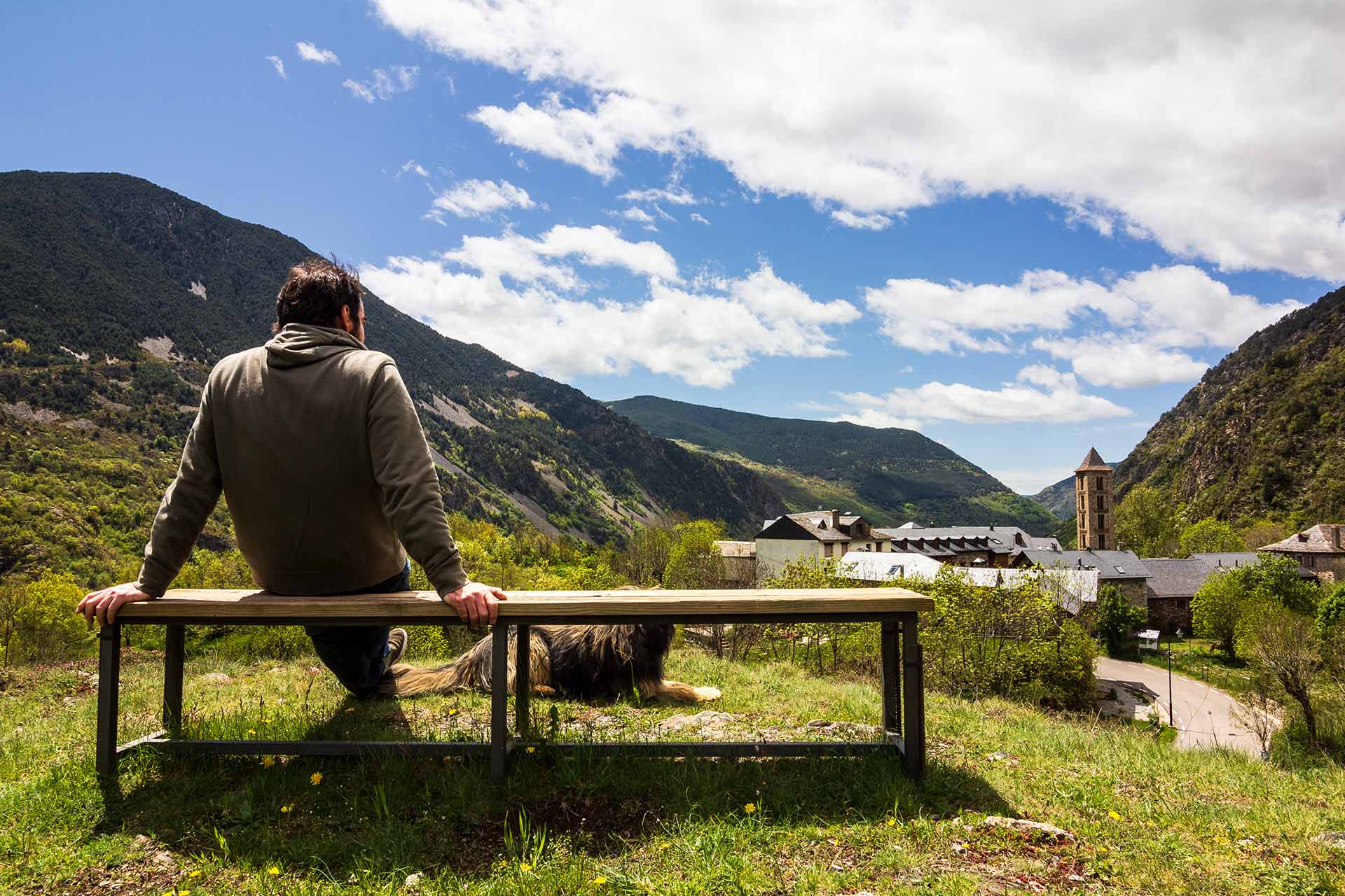 Observant la natura i un poble del Pirineu Foto: Òscar Castelao